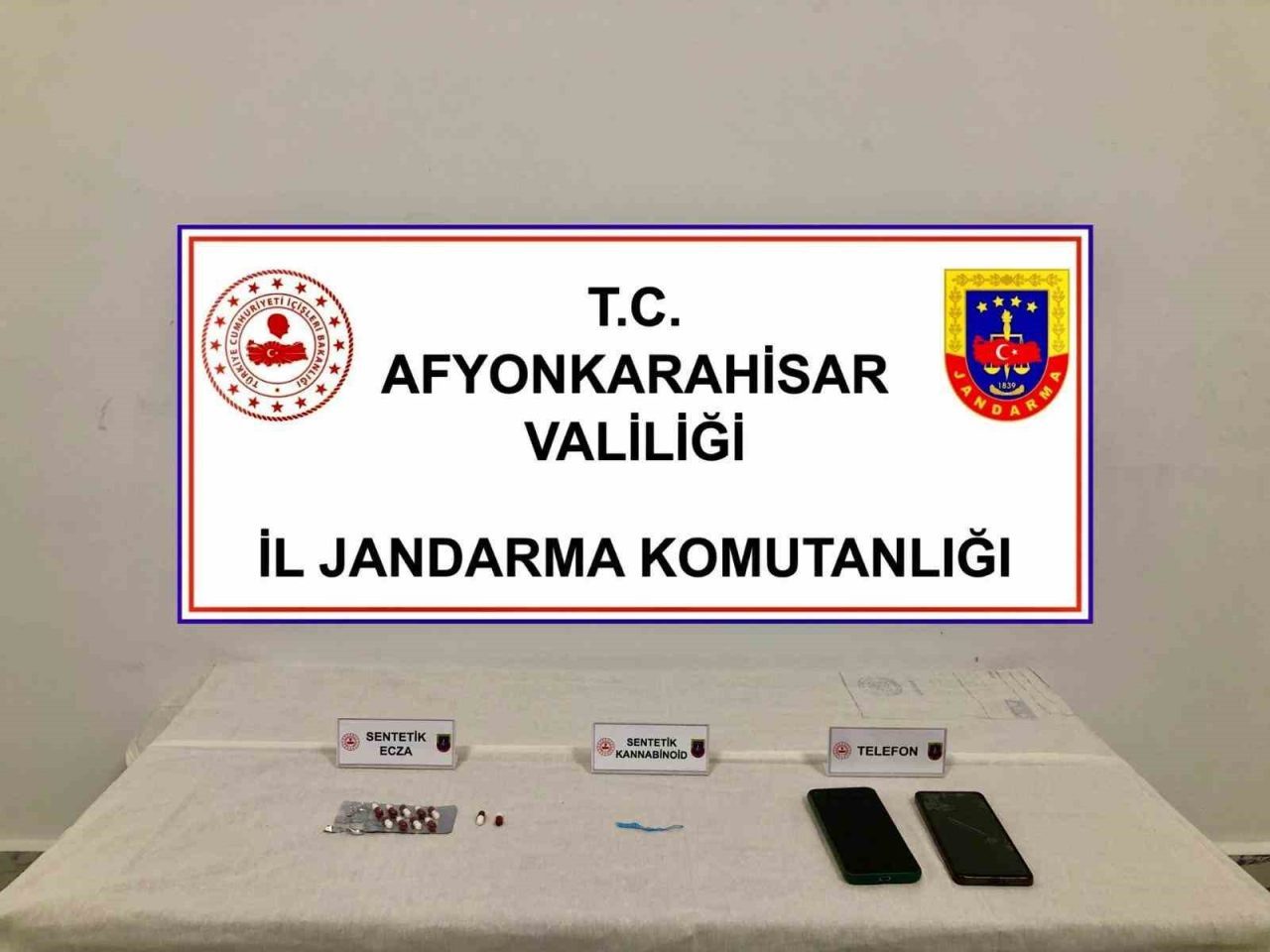 Afyonkarahisar’da jandarma tarafından şüphe üzerine durdurulan bir araçta uyuşturucu maddeler