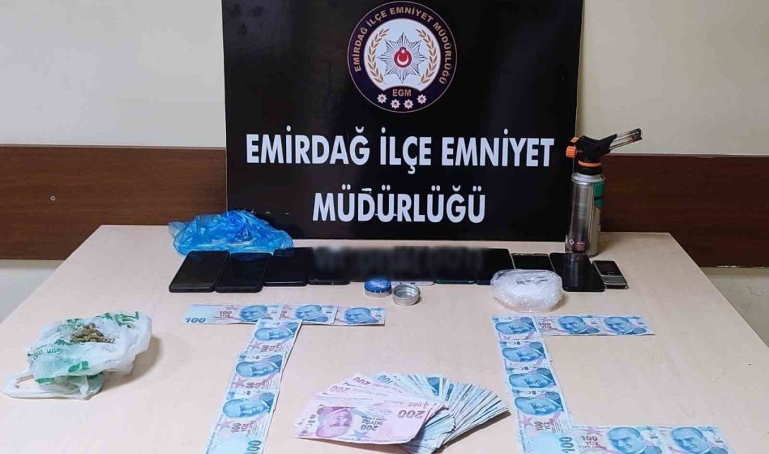 Uyuşturucu operasyonunda 35 kişi gözaltına alındı Afyonkarahisar’da polis tarafından gerçekleştirilen uyuşturucu operasyonunda 35 kişi gözaltına alınırken,