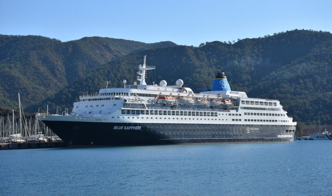 “Blue Sapphire” isimli kruvaziyer, ikmal için Muğla’nın Marmaris ilçesine geldi.