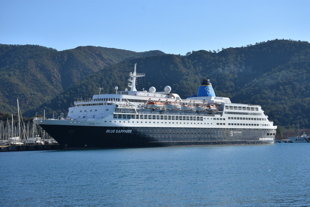 “Blue Sapphire” isimli kruvaziyer, ikmal için Muğla’nın Marmaris ilçesine geldi.
