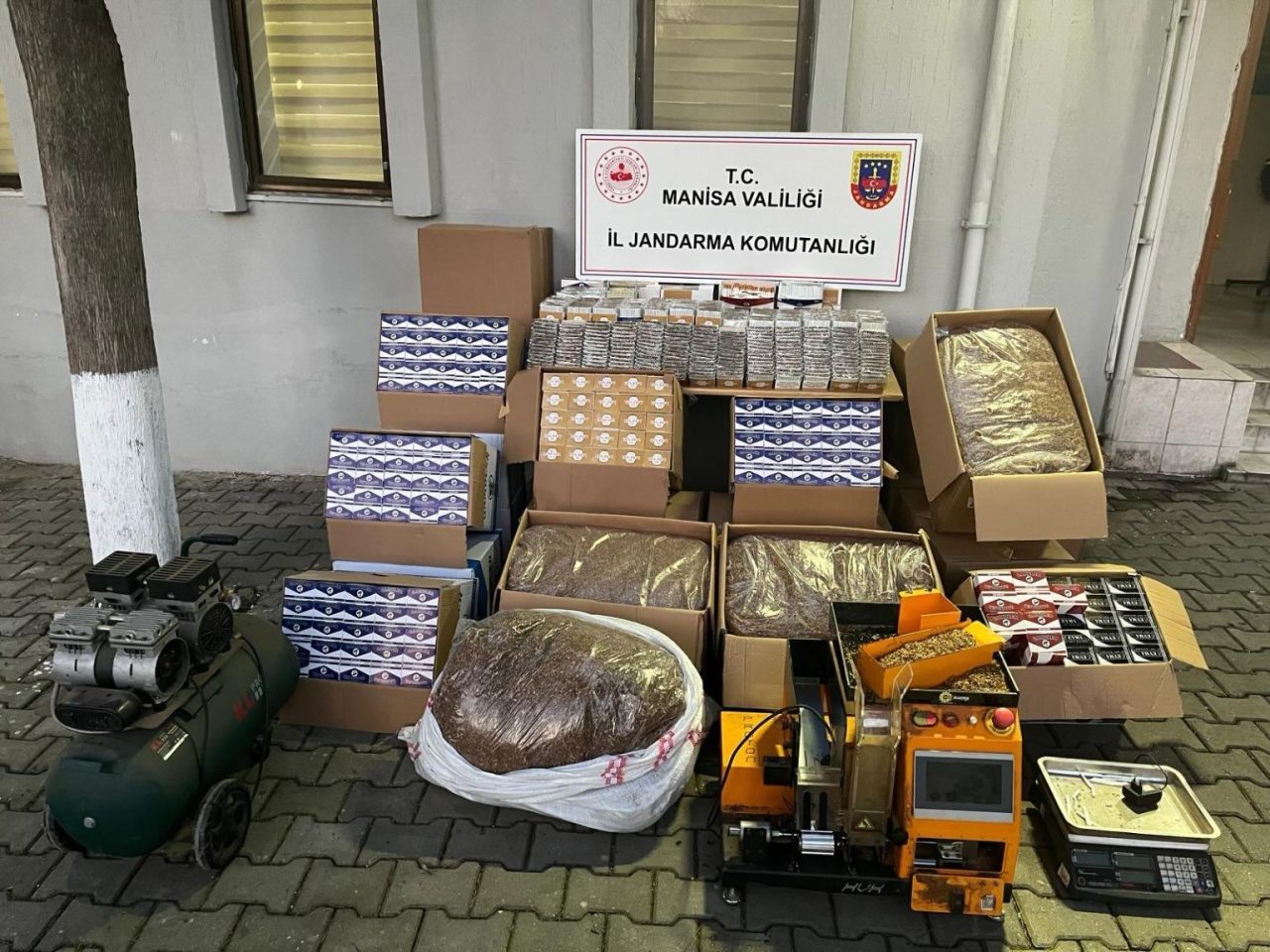 Manisa’nın Yunusemre ilçesinde düzenlenen kaçak tütün operasyonunda iki şüpheli yakalandı.