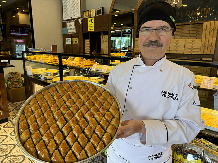 Ramazan Bayramı öncesi bayram tatlıları tezgahlarda yerini alırken, çoğu sektörde