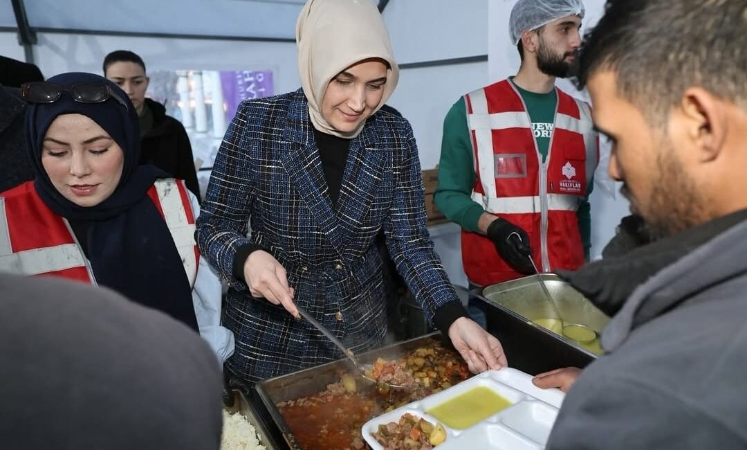 Vakıflar Bölge Müdürlüğü katkılarıyla düzenlenen iftara Afyonkarahisar Valisi Doç. Dr.