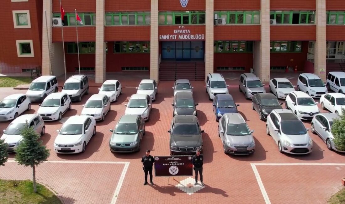 Deprem bölgesinde enkaz altında kalanların da bulunduğu 30 hasarlı aracın