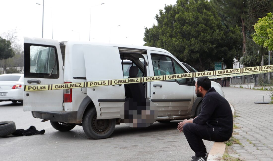 Antalya’da görüşme için adliyeye gelen bir kişi, adliyeye girerken araç