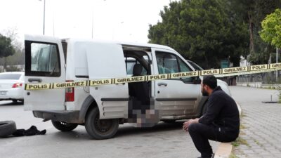 Antalya’da görüşme için adliyeye gelen bir kişi, adliyeye girerken araç