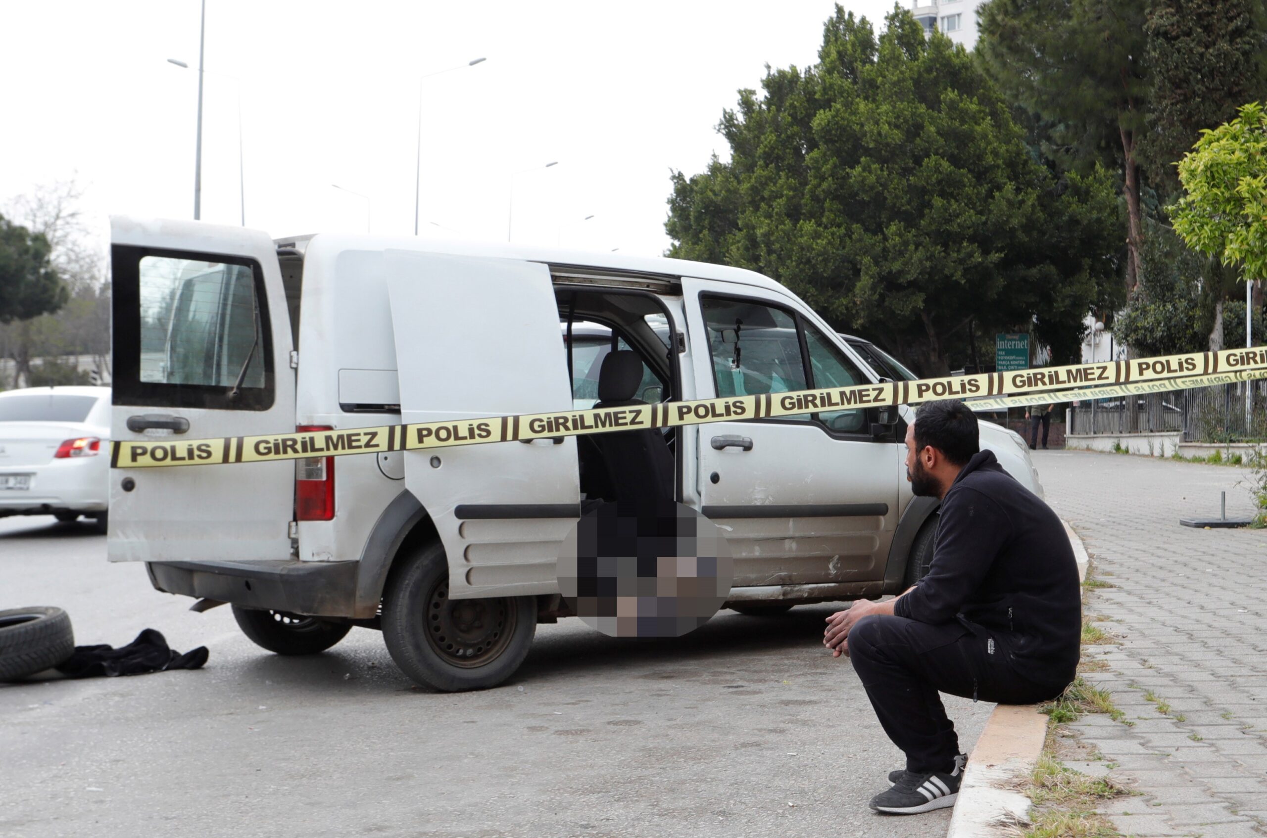 Antalya’da görüşme için adliyeye gelen bir kişi, adliyeye girerken araç