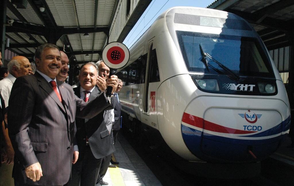 Yüksek Hızlı Tren Projesinin bütün hızıyla devam ettiğini belirten Eski