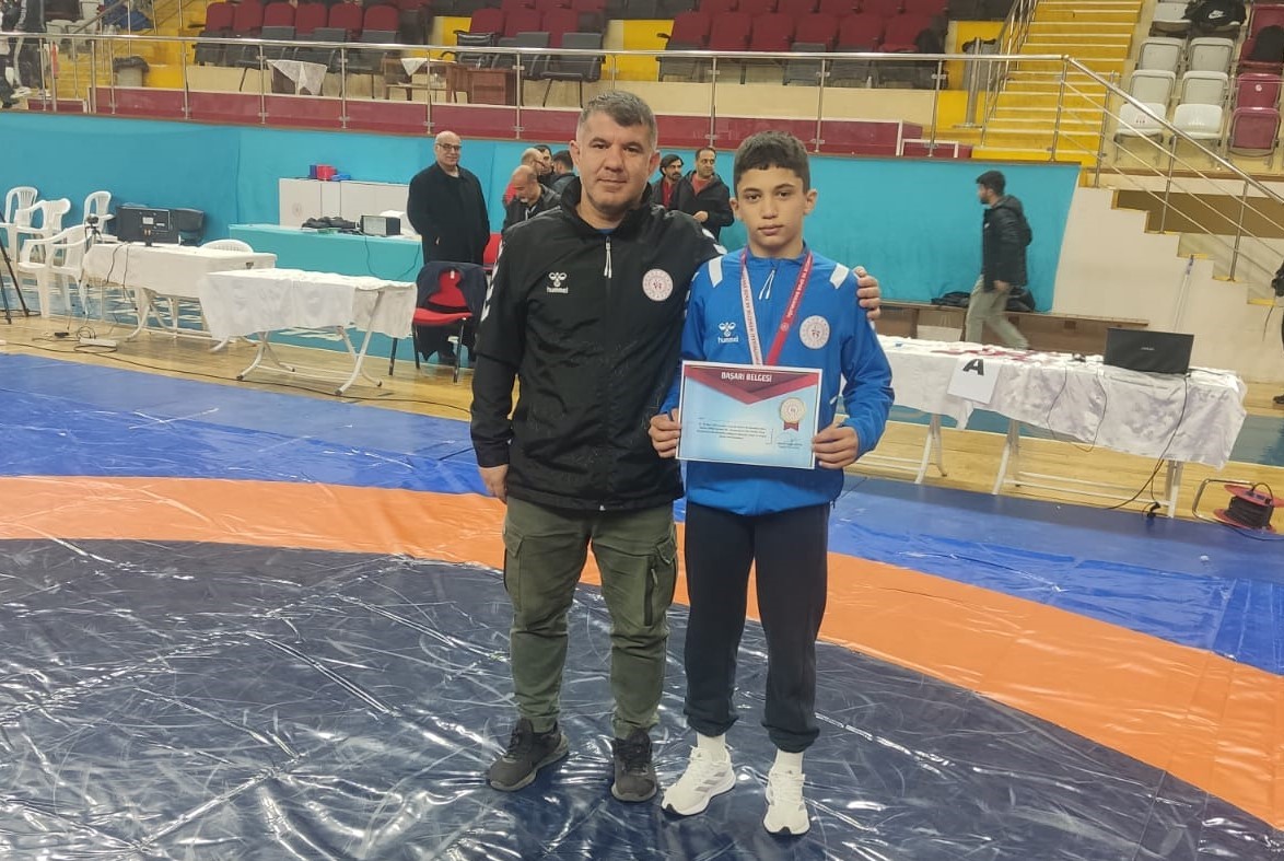 Isparta'da düzenlenen Yıldız Erkekler Okul Sporları Serbest Güreş Grup Müsabakalarında