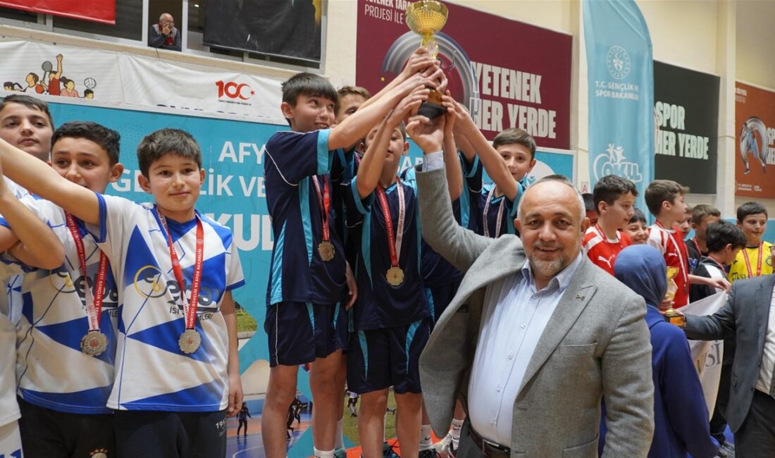 Okul Sporları Küçükler Badminton Müsabakaları, Çiğiltepe Spor Salonu’nda tamamlandı. Kız
