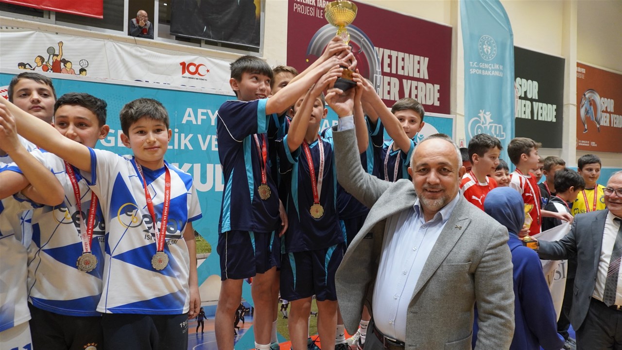Okul Sporları Küçükler Badminton Müsabakaları, Çiğiltepe Spor Salonu’nda tamamlandı. Kız