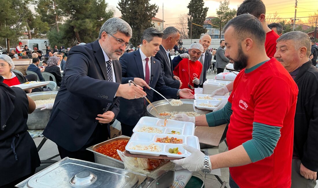 Afyonkarahisar’ın Dazkırı ilçesinde belediye, iftar sofrasını ilçe sakinlerine açtı. Sosyal