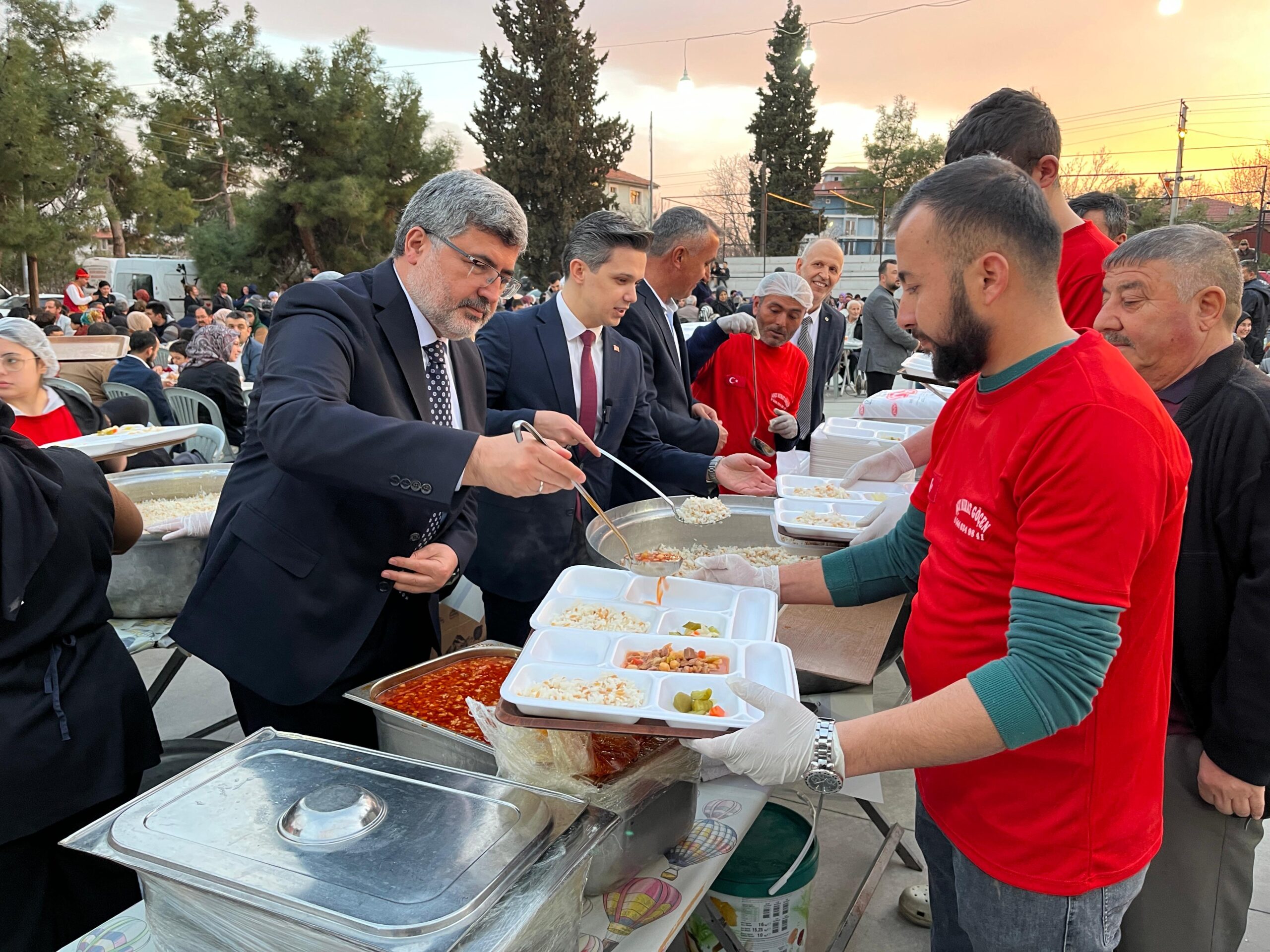 Afyonkarahisar’ın Dazkırı ilçesinde belediye, iftar sofrasını ilçe sakinlerine açtı. Sosyal