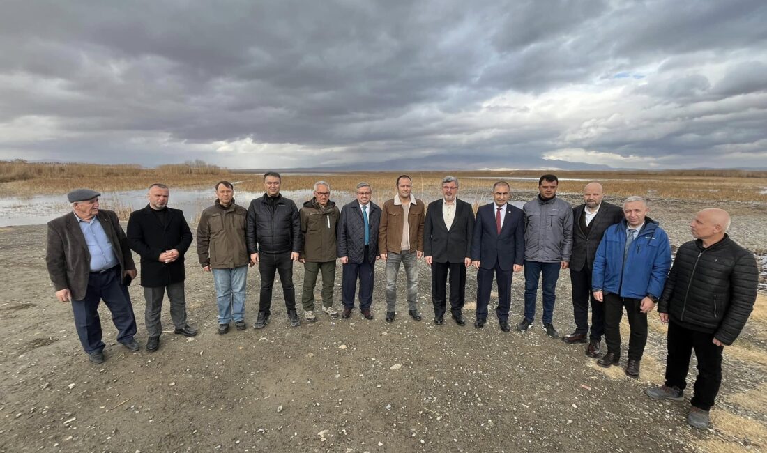 
Yangınlar ve kuraklık tehlikesi ile karşı karşıya kalan Eber Gölü