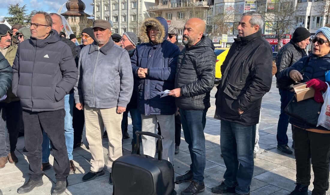 KESK’E bağlı sendika temsilcileri ve üyeleri Zafer Meydanı’nda basın açıklaması