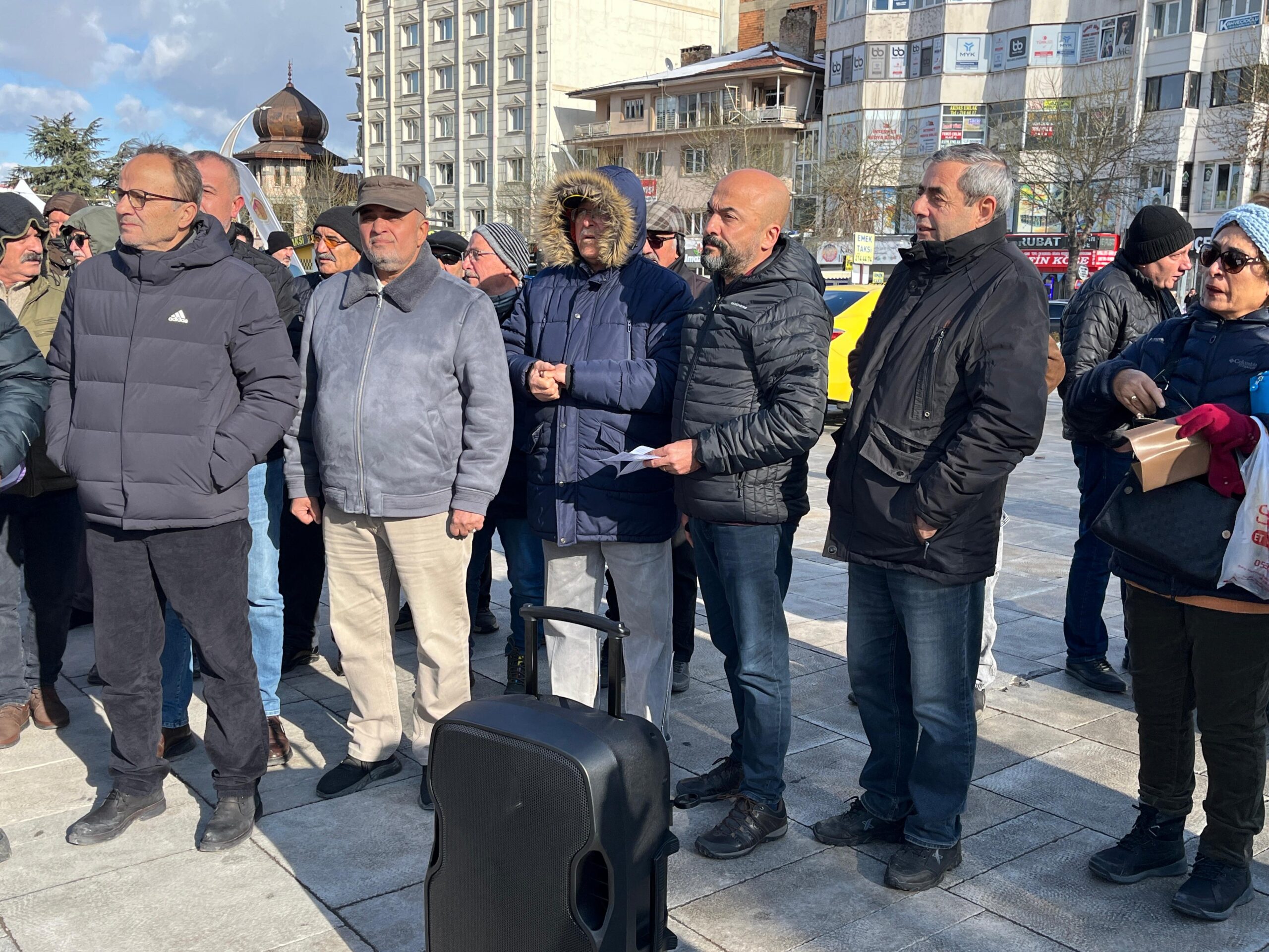 KESK’E bağlı sendika temsilcileri ve üyeleri Zafer Meydanı’nda basın açıklaması