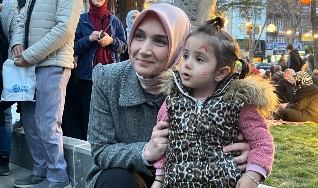 İmaret Cami’nde gerçekleştirilen iftar programına katılan Afyonkarahisar Valisi Doç. Dr.