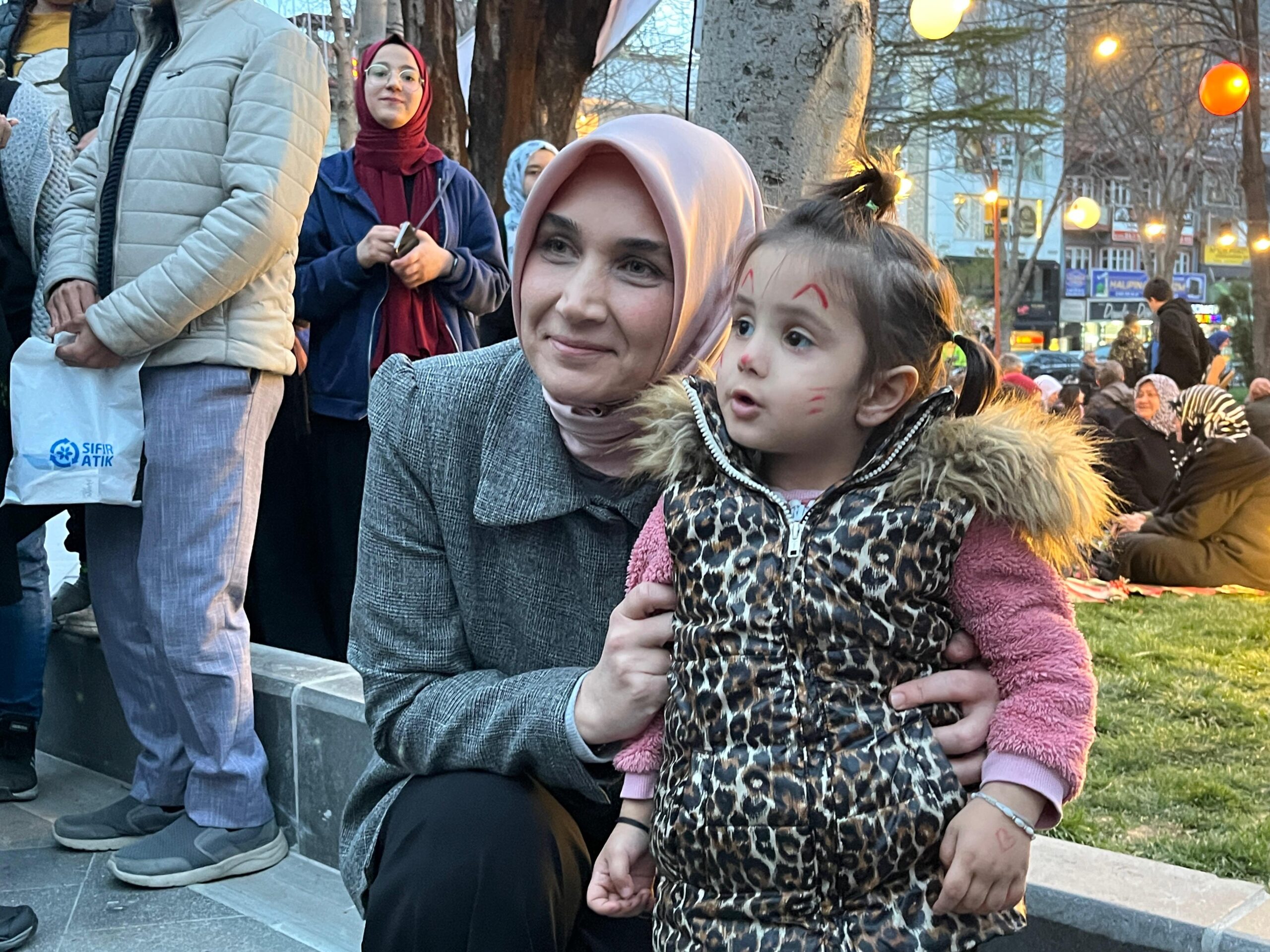 İmaret Cami’nde gerçekleştirilen iftar programına katılan Afyonkarahisar Valisi Doç. Dr.