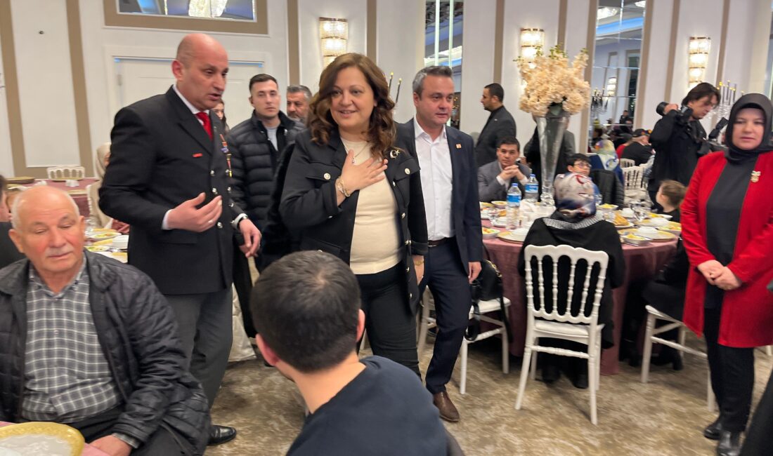 Şehit aileleri ve gazileri ağırlayan Afyonkarahisar Belediye Başkanı Burcu Köksal,