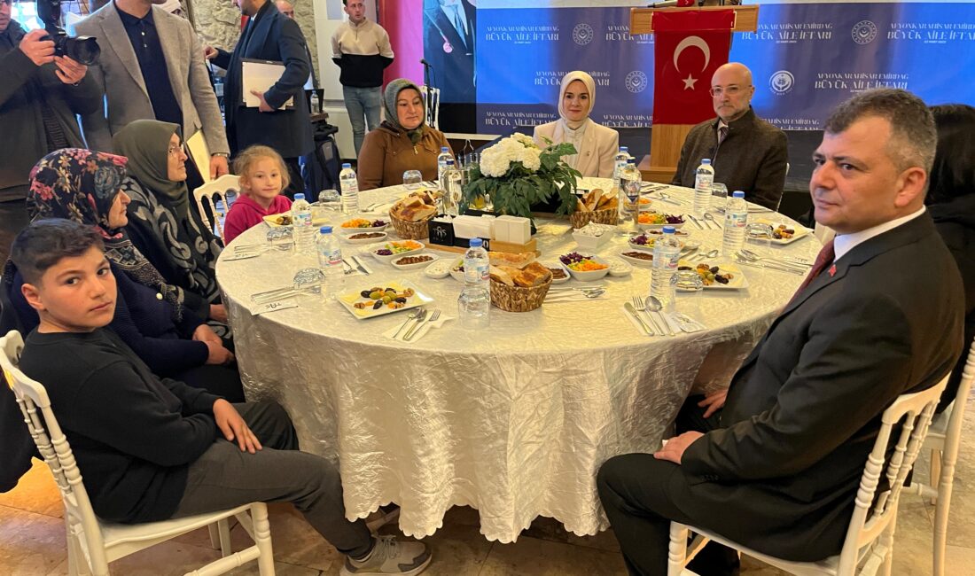 Emirdağ’da hemşerileriyle buluşan Aile ve Sosyal Hizmetler Bakanı Mahinur Özdemir