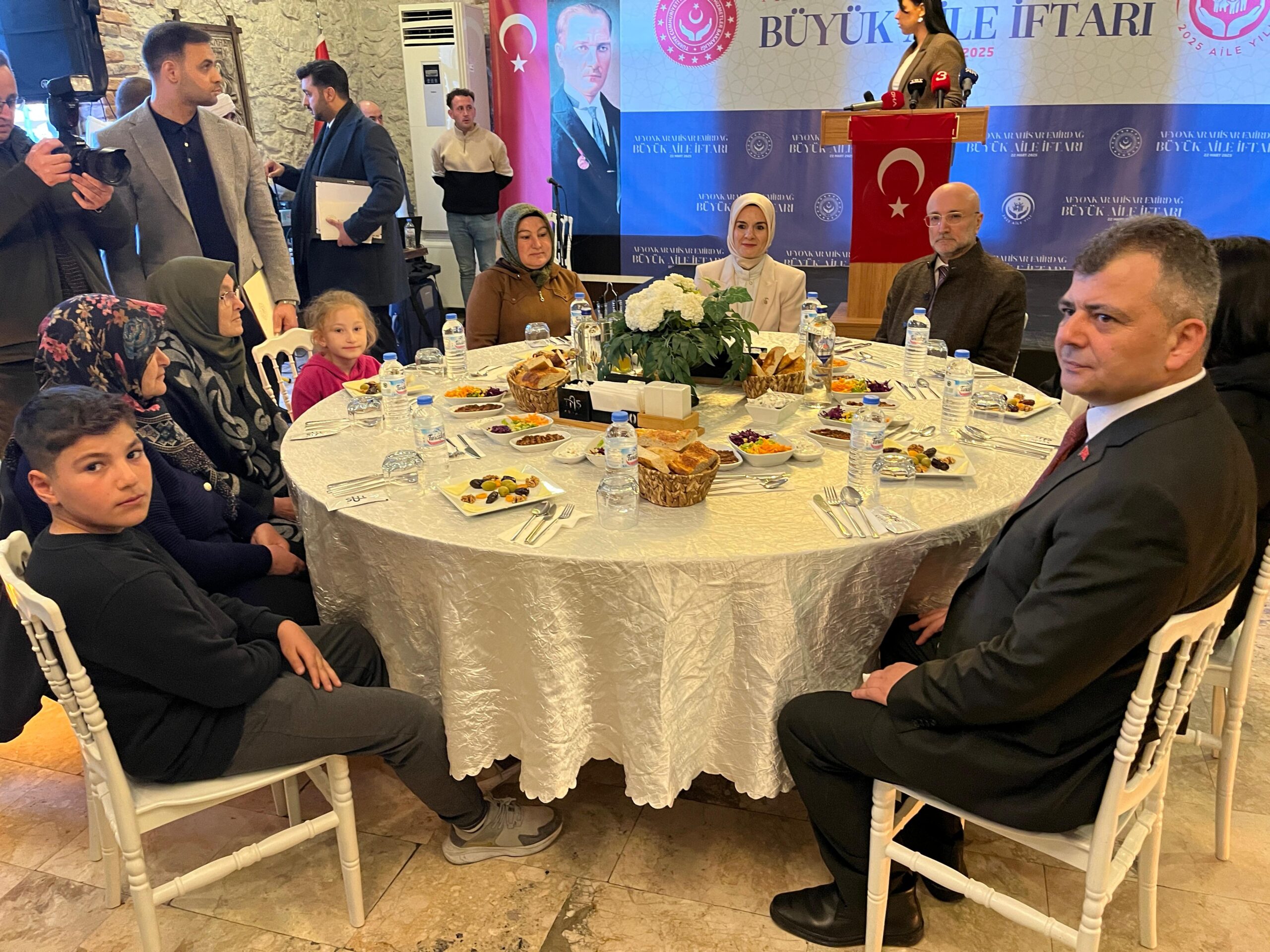 Emirdağ’da hemşerileriyle buluşan Aile ve Sosyal Hizmetler Bakanı Mahinur Özdemir