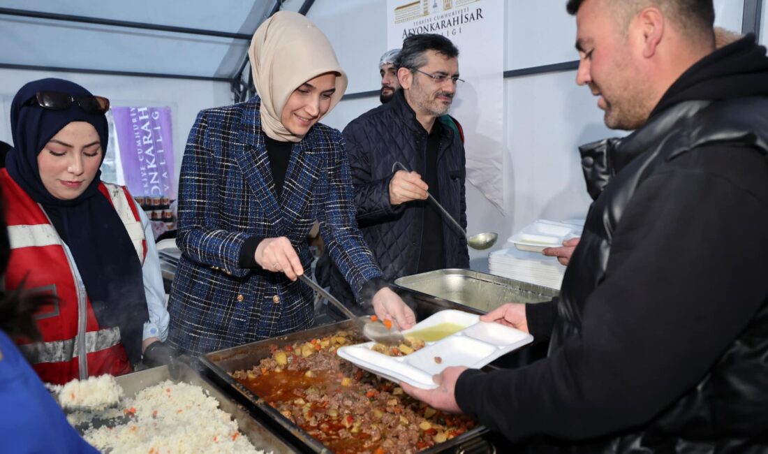 Ramazan’ın bereketini ve paylaşmanın sıcaklığını hissettiren iftar sofraları, Afyonkarahisar Valiliği’nin