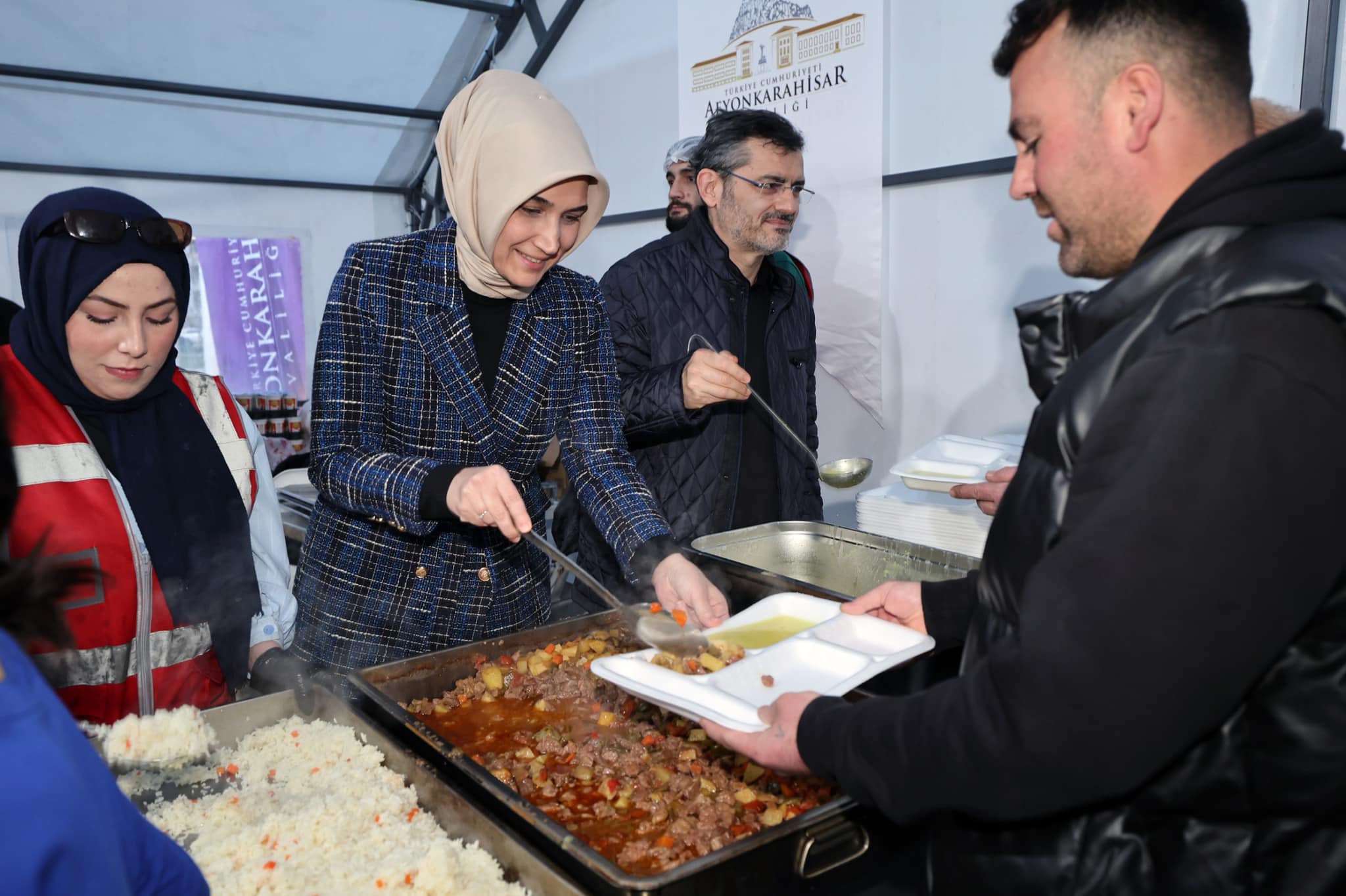 Ramazan’ın bereketini ve paylaşmanın sıcaklığını hissettiren iftar sofraları, Afyonkarahisar Valiliği’nin