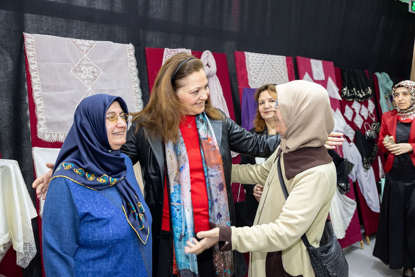 Taş Medrese kurslarındaki kadınların el emeğiyle ürettikleri ürünlerin yer aldığı