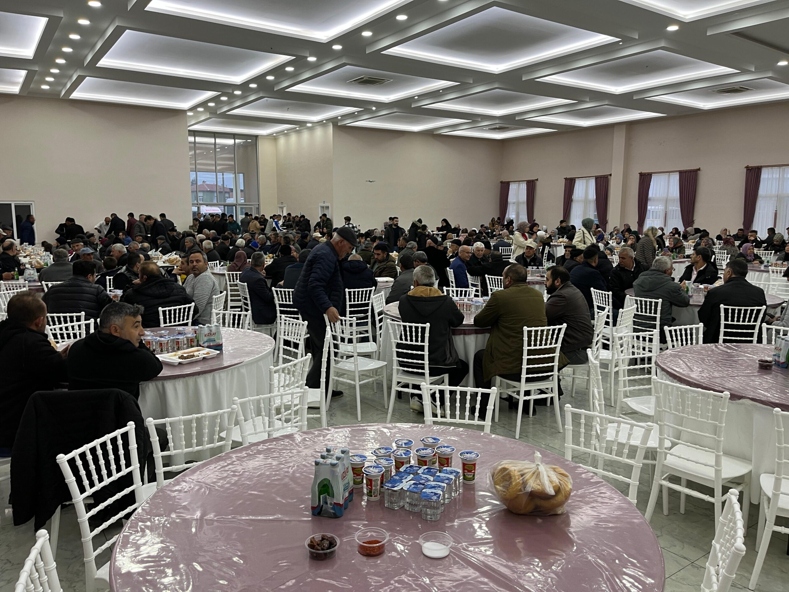 İhsaniye’nin Kayıhan beldesinde birlik ve beraberliğin perçinlendiği iftar buluşması yapıldı.