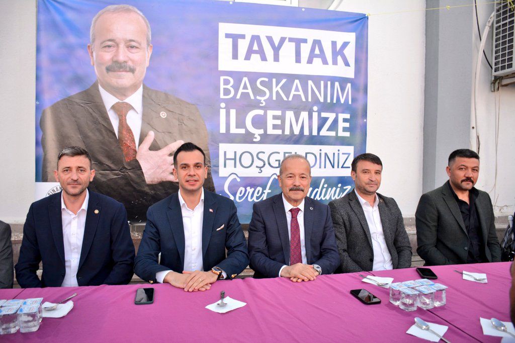 
Sinanpaşa Belediyesi’nin iftar programında konuşan MHP Afyonkarahisar Milletvekili Mehmet Taytak,