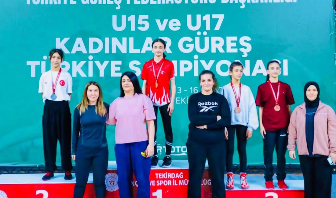 Çorlu'da düzenlenen U-15 Kadınlar Güreş Türkiye Şampiyonası’nda Yeşilay Spor Kulübü