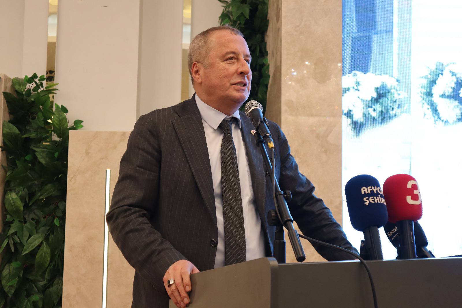 İYİ Parti Afyonkarahisar Teşkilatı, düzenlenen iftar programında bir araya geldi.