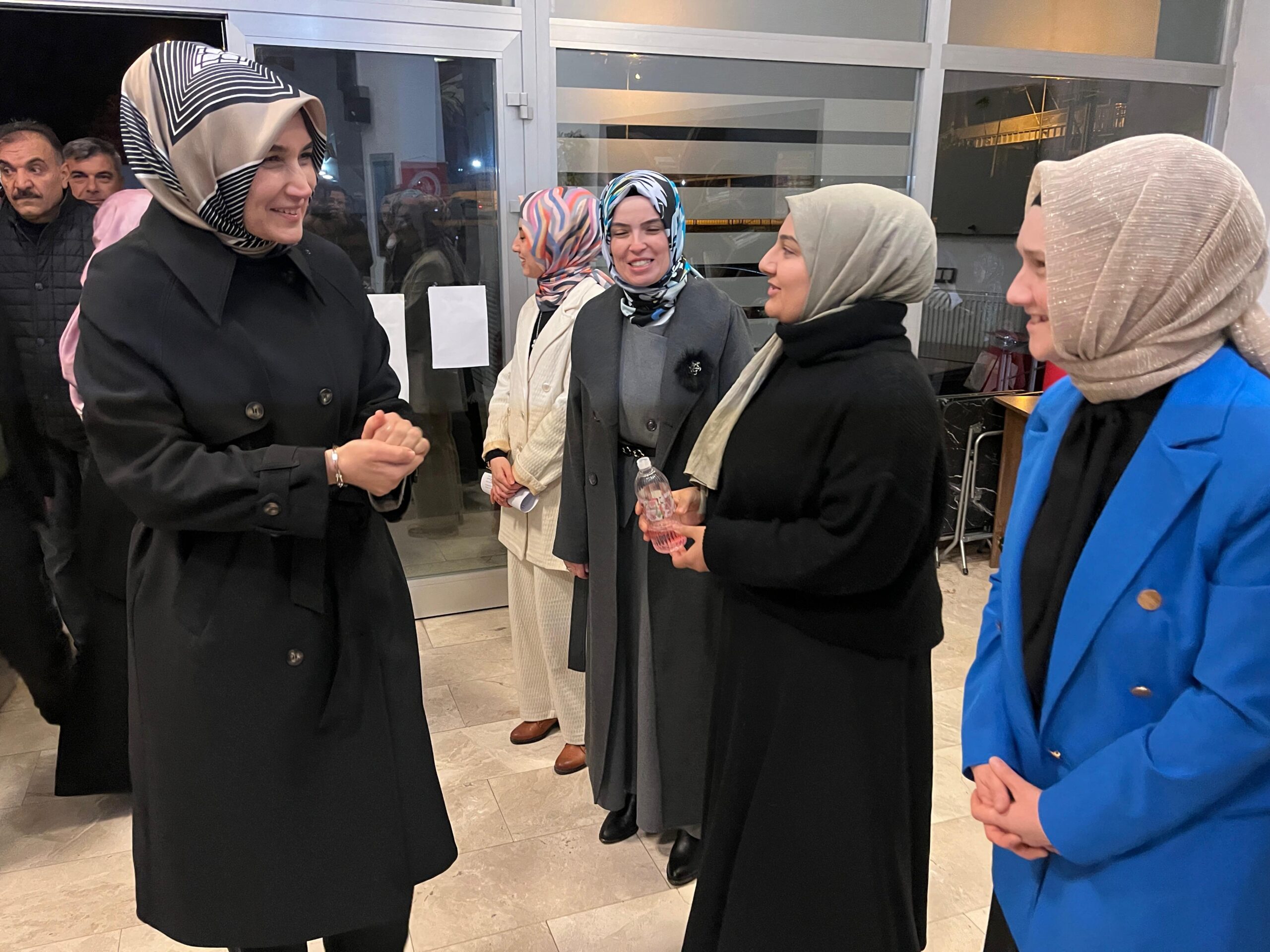 Afyonkarahisar Valisi Doç. Dr. Kübra Güran Yiğitbaşı, iftardan sonra öğrencilerle