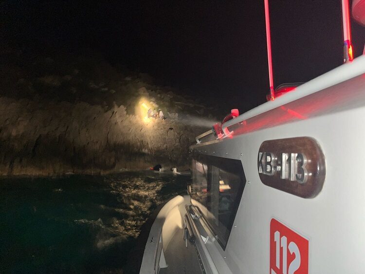 Muğla'nın Marmaris ilçesinde, aralarında çocukların da bulunduğu 14 düzensiz göçmen