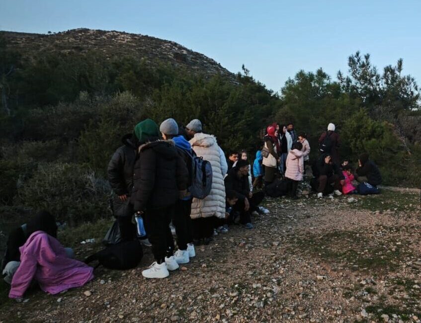 İzmir'in Karaburun ve Foça ilçelerinde 15'i çocuk 32 düzensiz göçmen