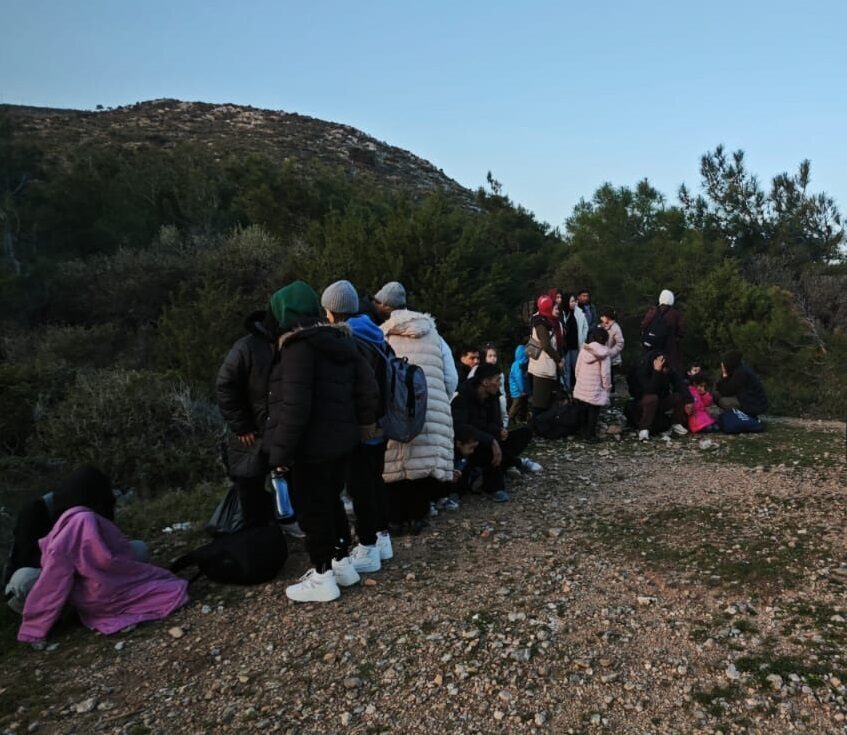 İzmir'in Karaburun ve Foça ilçelerinde 15'i çocuk 32 düzensiz göçmen