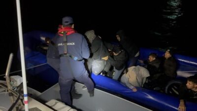 İzmir'in Çeşme ilçesi açıklarında 4'ü çocuk, 19 düzensiz göçmen yakalandı.