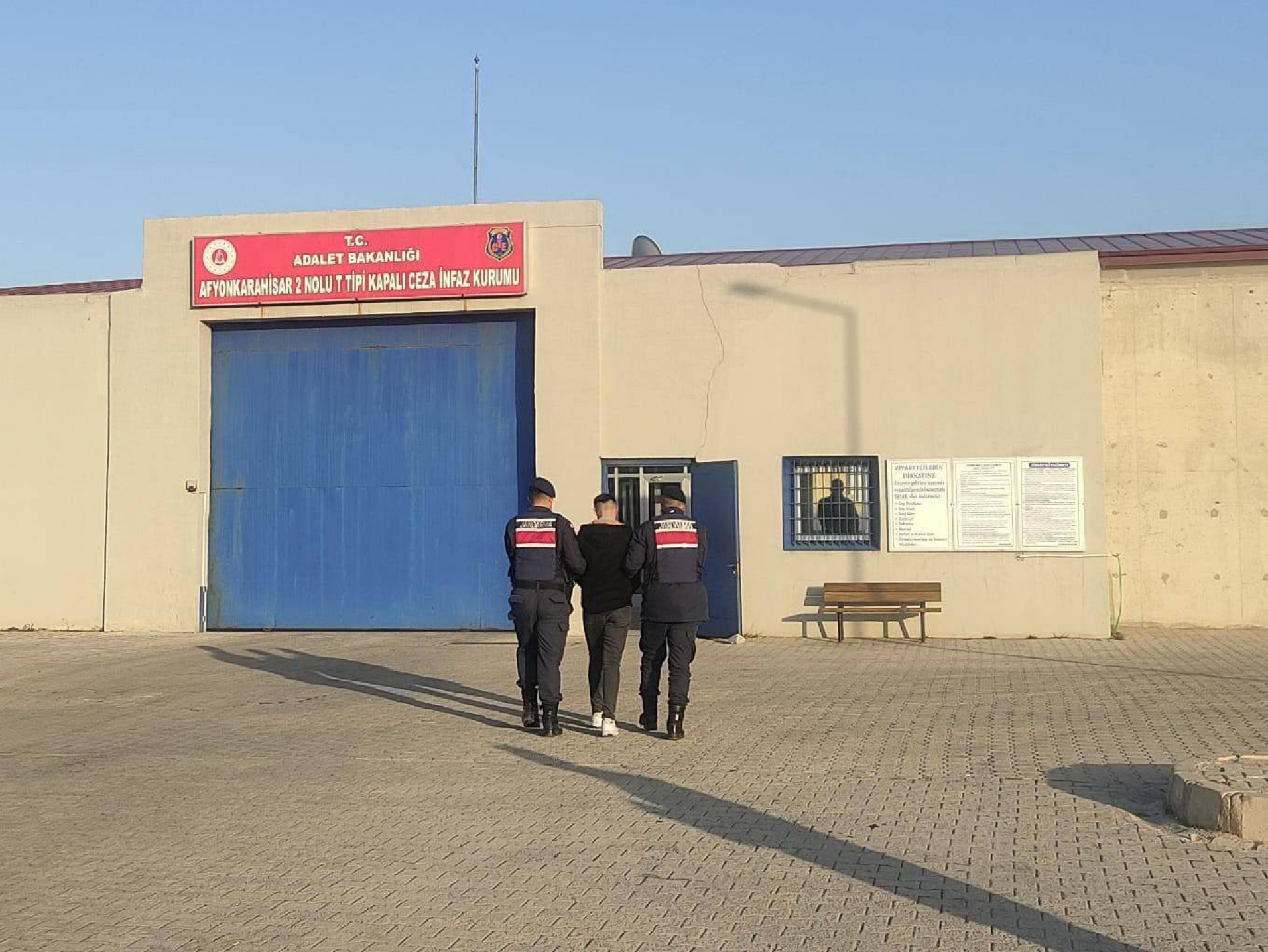   Afyonkarahisar İl Jandarma Komutanlığı ekipleri, aranan şahısların tespiti ve