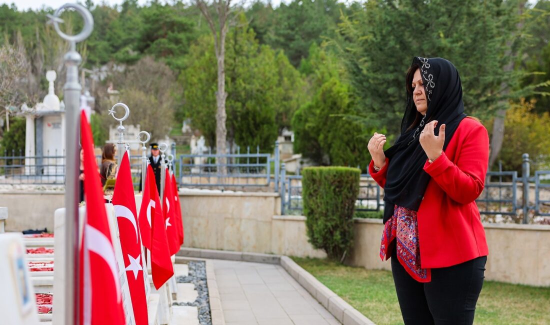 Belediye Başkanı Burcu Köksal, ”Asri Mezarlık’ta vatandaşları karşıladı” Afyonkarahisar Belediye Başkanı Burcu Köksal, Kadir Gecesi nedeniyle gittiği Kocatepe
