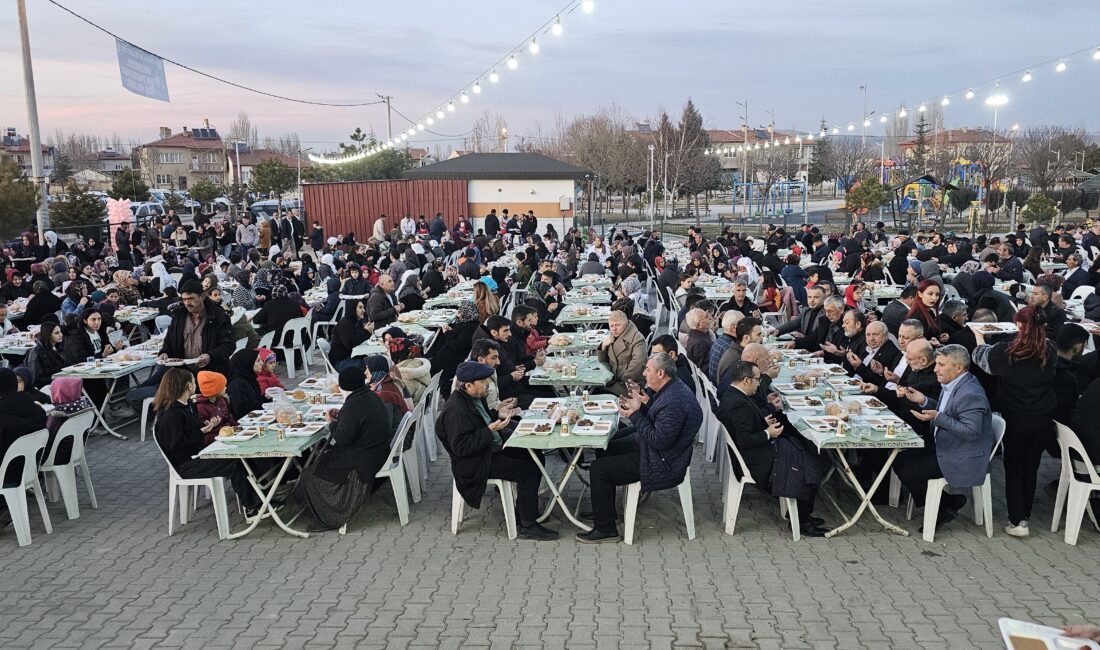 Afyonkarahisar’ın Çobanlar ilçesinde belediye tarafından iftar yemeği verildi. Halka açık