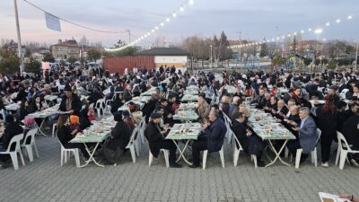 Afyonkarahisar’ın Çobanlar ilçesinde belediye tarafından iftar yemeği verildi. Halka açık