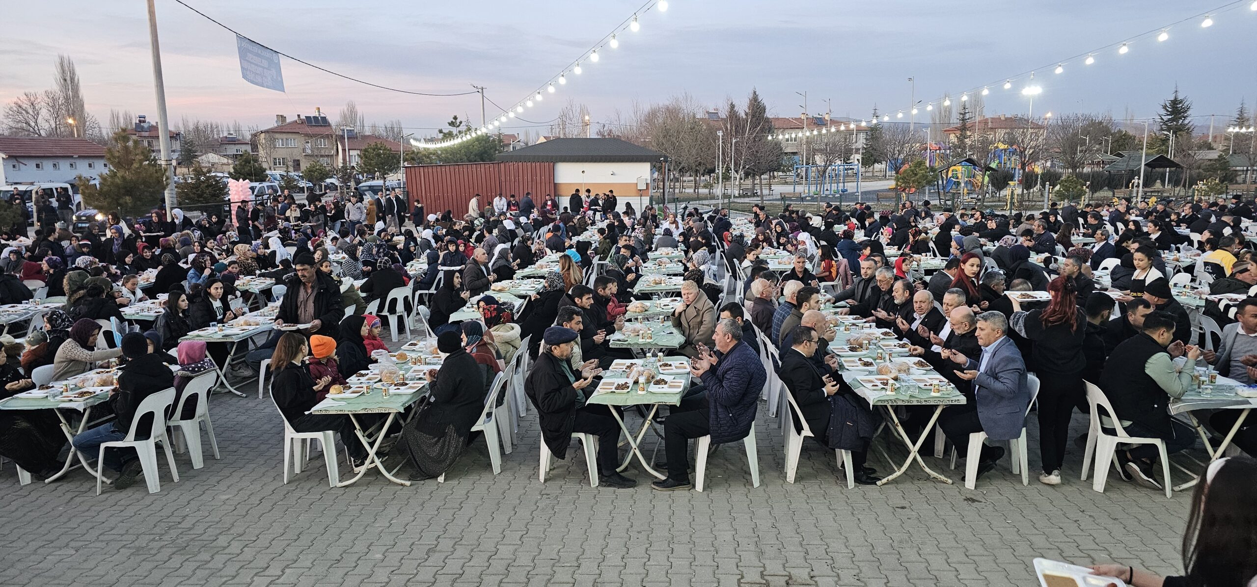 Afyonkarahisar’ın Çobanlar ilçesinde belediye tarafından iftar yemeği verildi. Halka açık