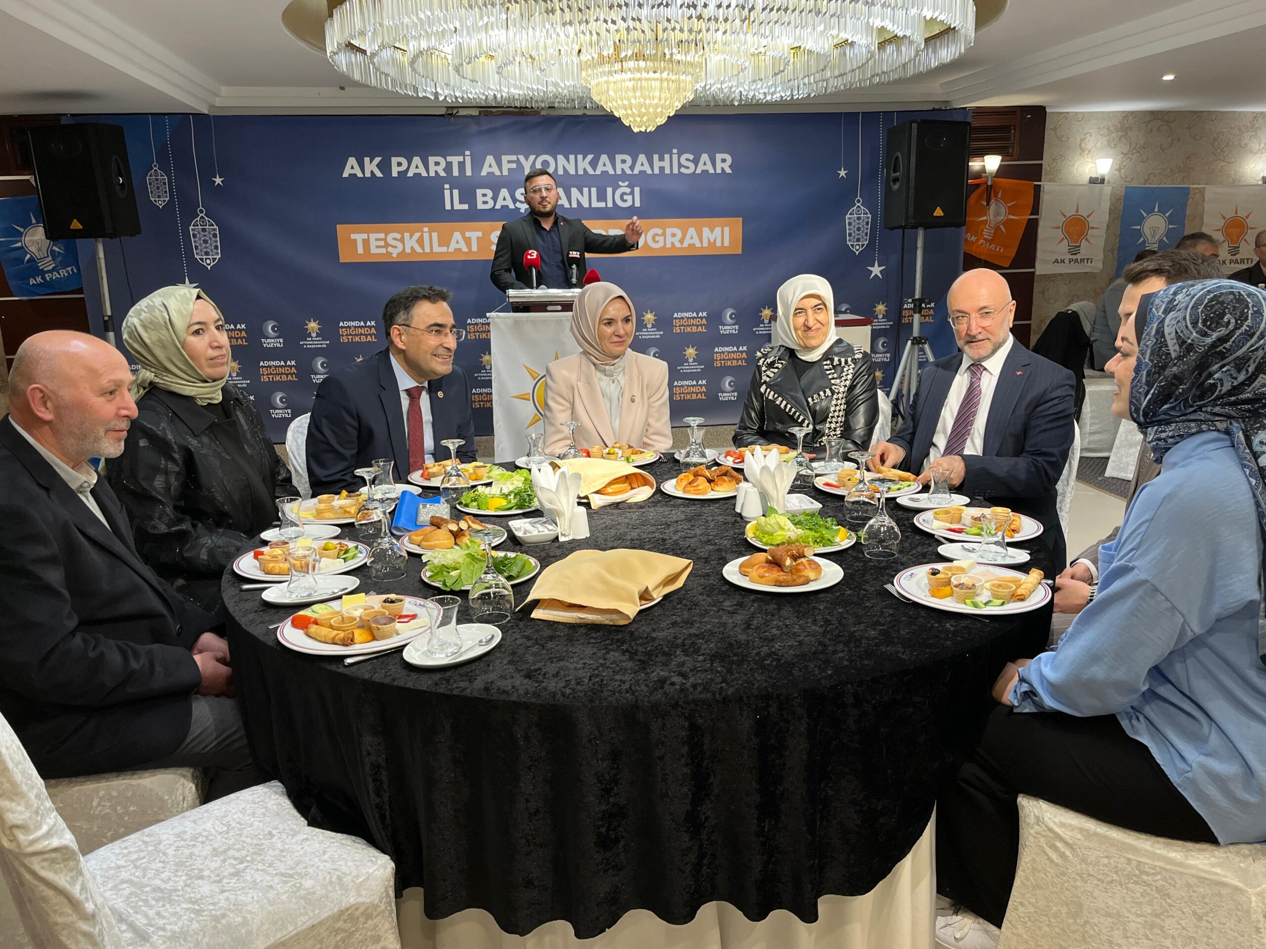 AK Parti Afyonkarahisar İl Başkanlığı Teşkilatı’nın sahur programına katılan Aile