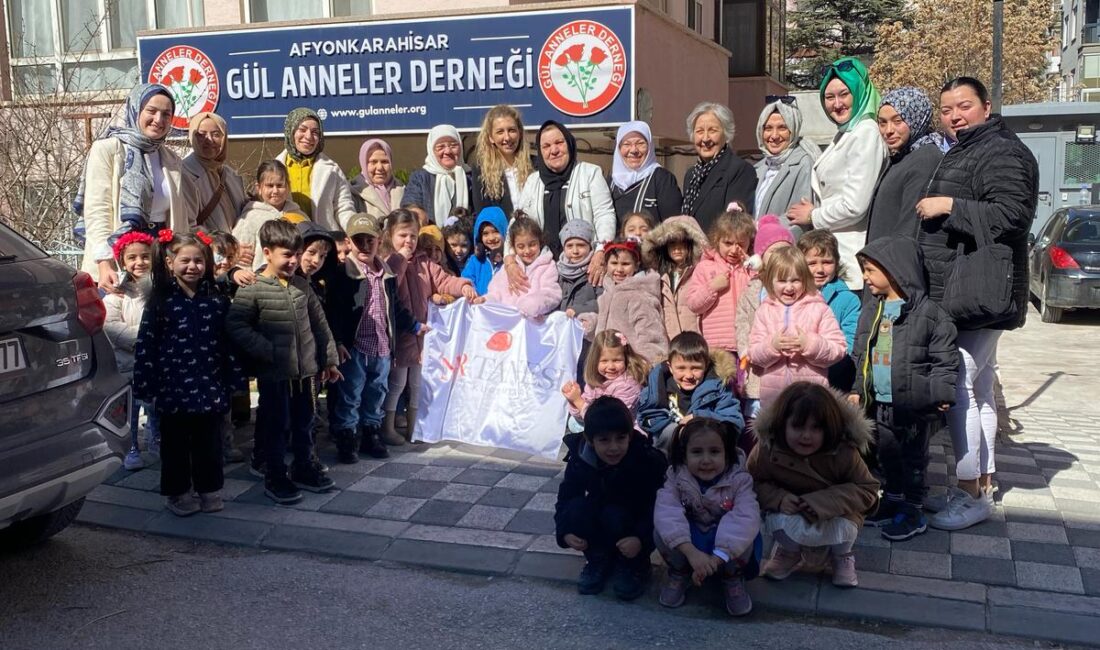 Nar Tanesi Anaokulu Müdürü Asiye Pınar Çekiç ve öğrencileri, 8