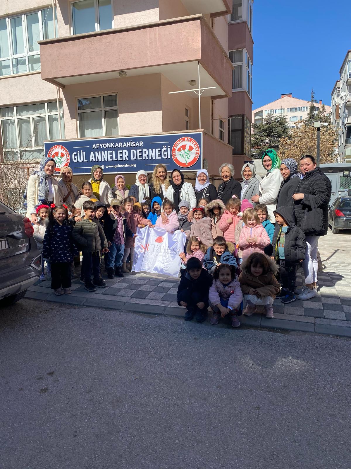 Nar Tanesi Anaokulu Müdürü Asiye Pınar Çekiç ve öğrencileri, 8