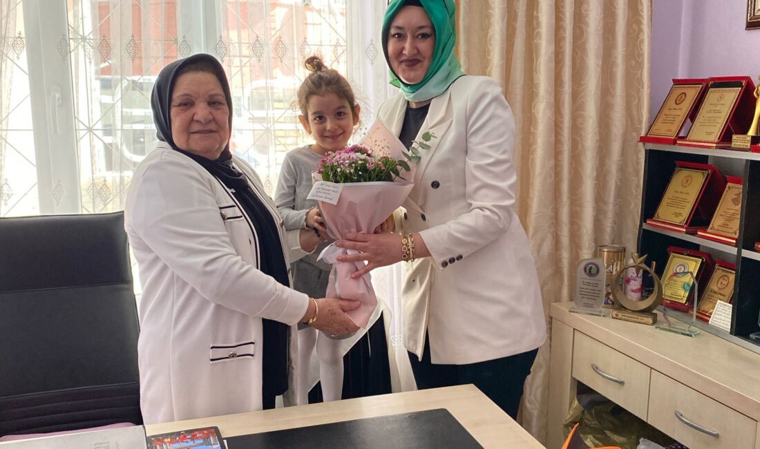 Nar Tanesi Anaokulu Müdürü Asiye Pınar Çekiç ve öğrencileri, 8