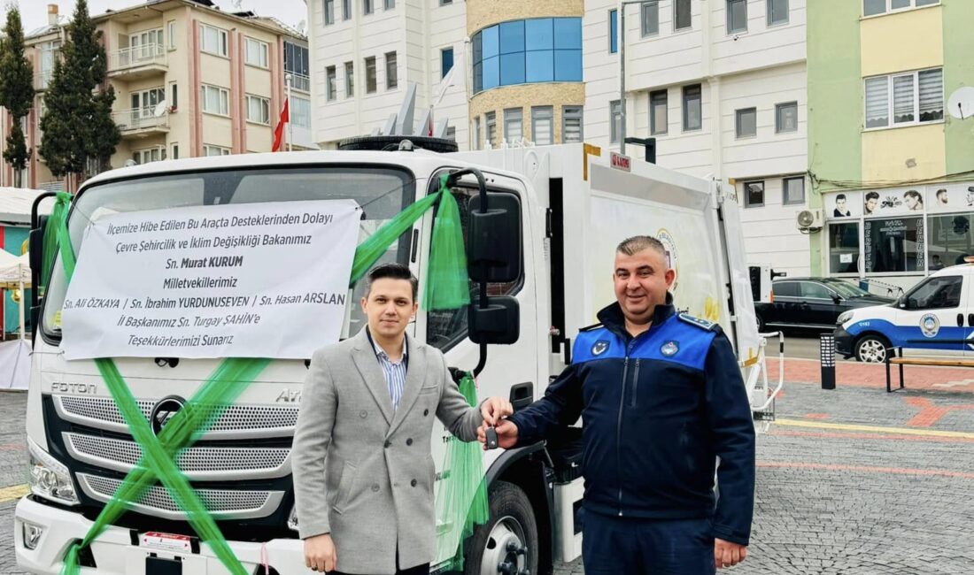 “Hizmet araçlarımızın sayısını artırıyoruz” Dazkırı’da belediye araç filosuna bir çöp aracı ekledi.