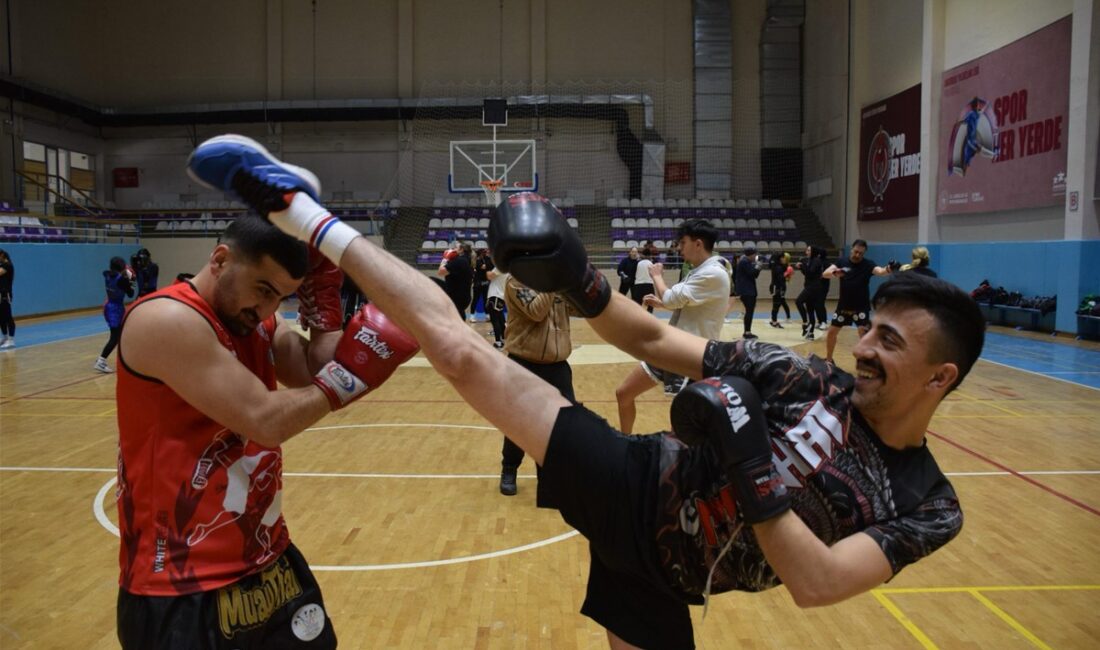 Afyonkarahisar’da gerçekleştirilen Muay Thai 10. Khan sınavı, yoğun katılımla yapıldı.