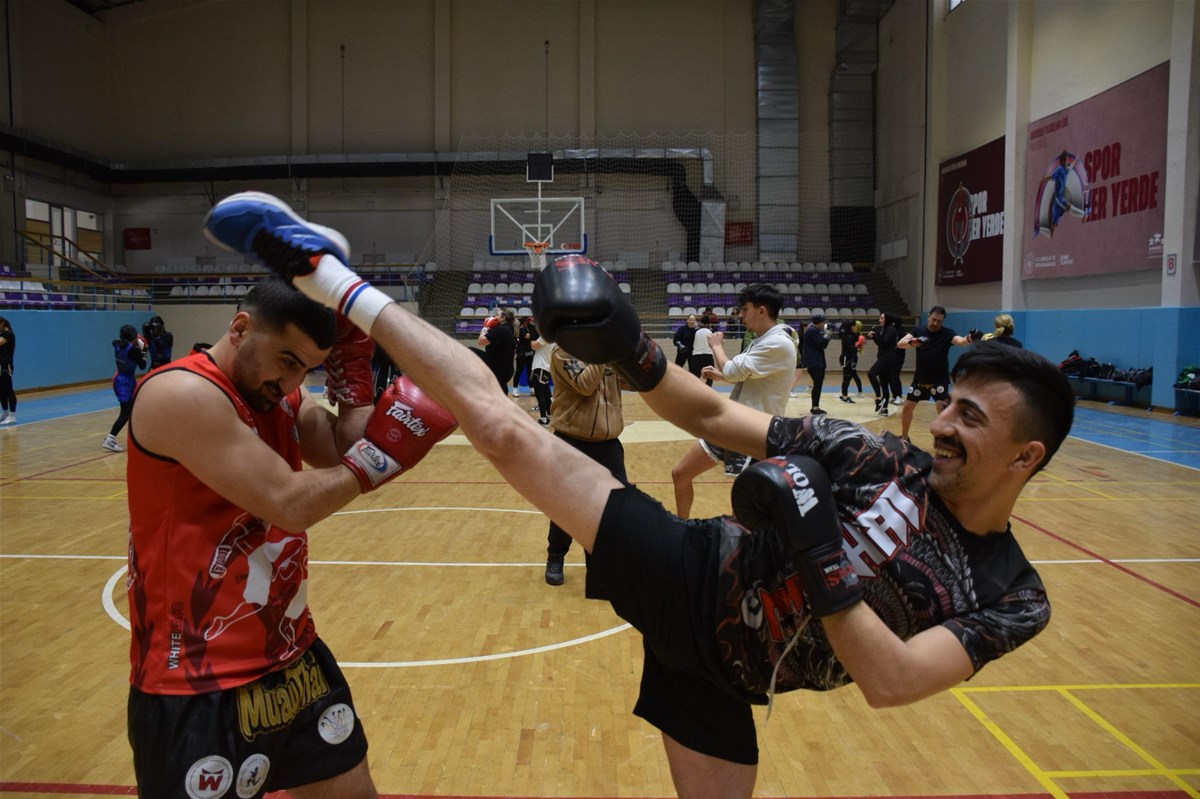 Afyonkarahisar’da gerçekleştirilen Muay Thai 10. Khan sınavı, yoğun katılımla yapıldı.
