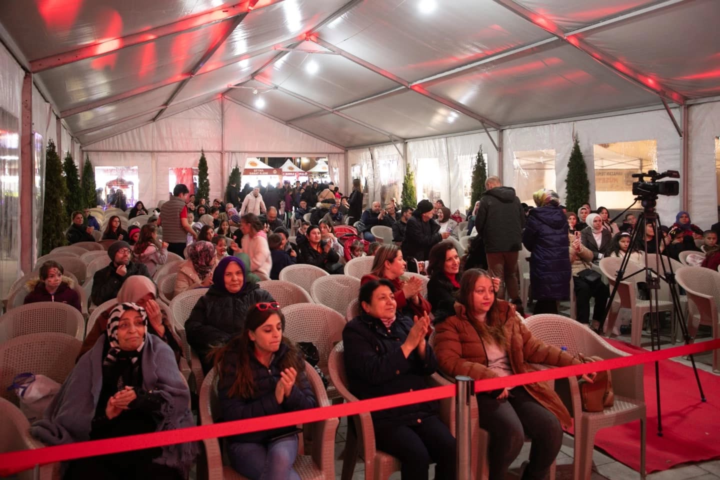 Afyonkarahisar’da belediyenin Zafer Meydanı’nda Ramazan ayına özel olarak düzenlediği etkinlikler,